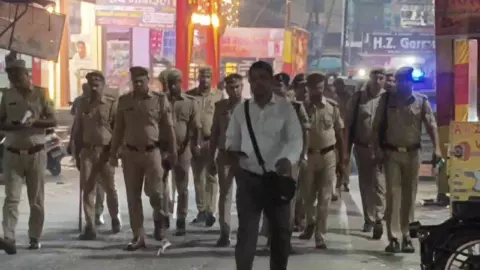 Shamli News: कांधला कस्बे में रात के समय सड़कों पर एसपी ने किया पैदल गश्त, अपराधियों में मचा हड़कंप Shamli News: कांधला कस्बे में रात के समय सड़कों पर एसपी ने किया पैदल गश्त, अपराधियों में मचा हड़कंप