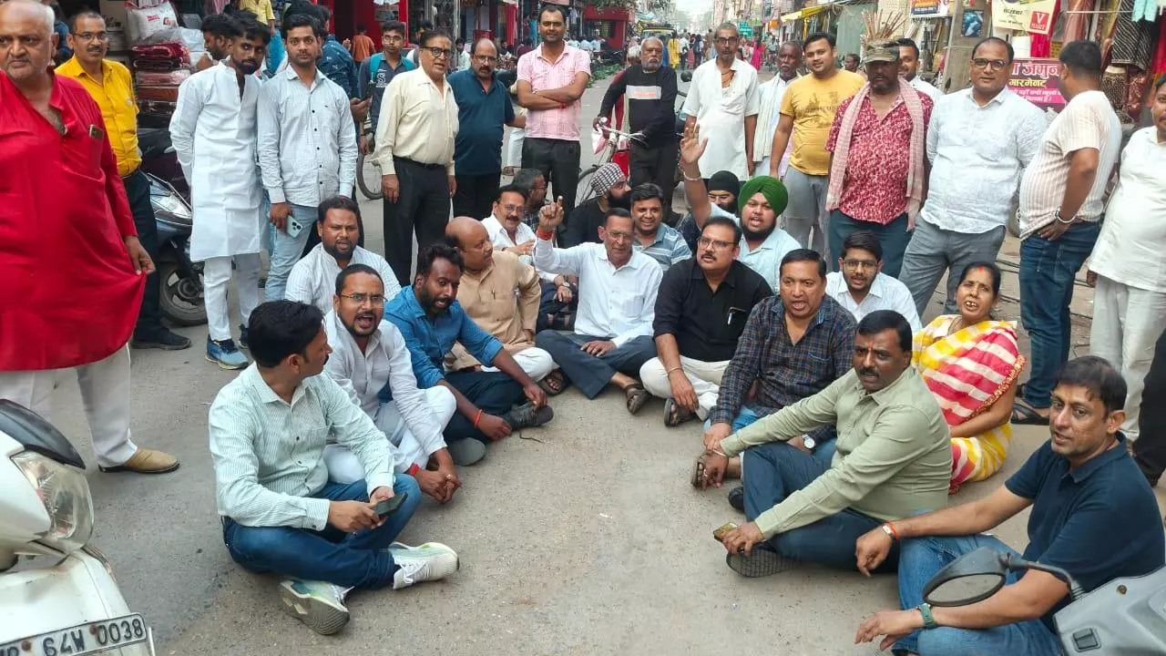 Sonbhadra: विद्युत विभाग की मनमानी पर भड़के व्यापारी, स्मार्ट मीटर लगाने के विरोध में फूटा गुस्सा Sonbhadra: विद्युत विभाग की मनमानी पर भड़के व्यापारी, स्मार्ट मीटर लगाने के विरोध में फूटा गुस्सा