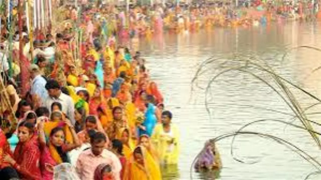 Chandauli News: आस्था का महासूर्य पर्व शुरू: नहाय-खाय से ऊषा अर्घ्य तक छठ पूजा में भक्ति का उत्सव Chandauli News: आस्था का महासूर्य पर्व शुरू: नहाय-खाय से ऊषा अर्घ्य तक छठ पूजा में भक्ति का उत्सव