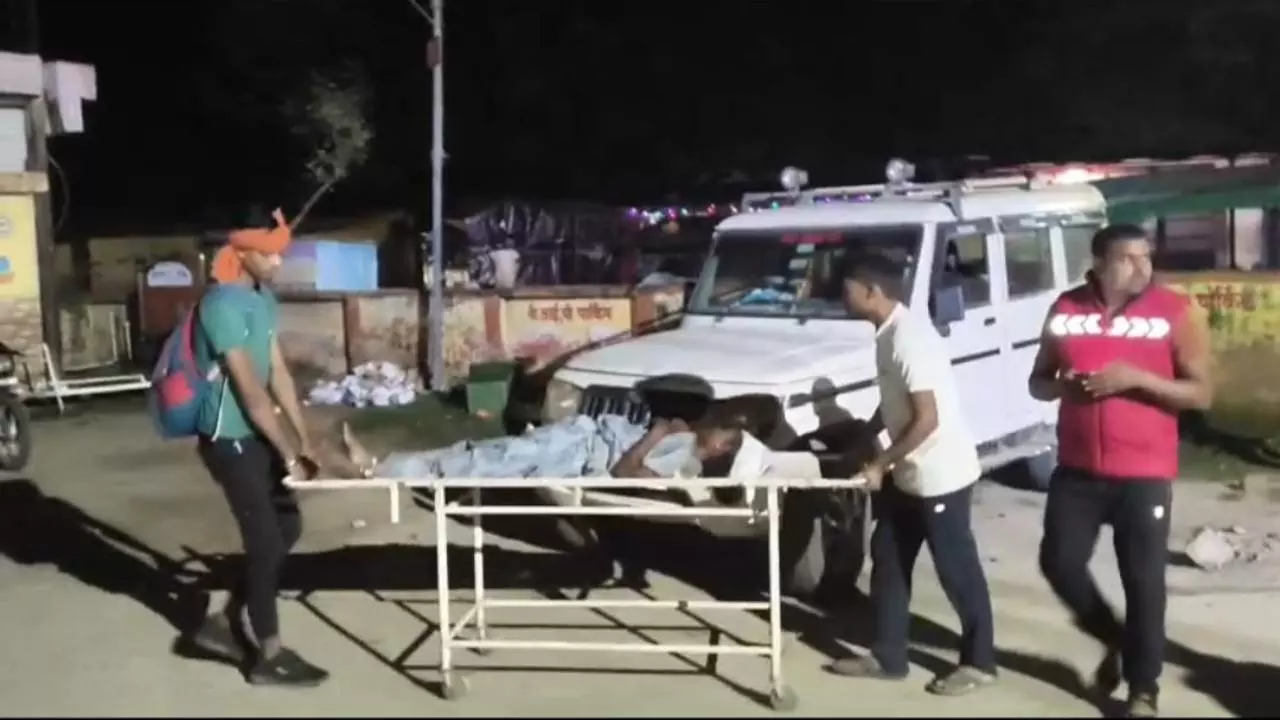 Sonbhadra News: नशे और तेज़ रफ़्तार का कहर, श्रद्धालुओं से भरी पिकअप खाई में गिरी, 16 लोग घायल Sonbhadra News: नशे और तेज़ रफ़्तार का कहर, श्रद्धालुओं से भरी पिकअप खाई में गिरी, 16 लोग घायल