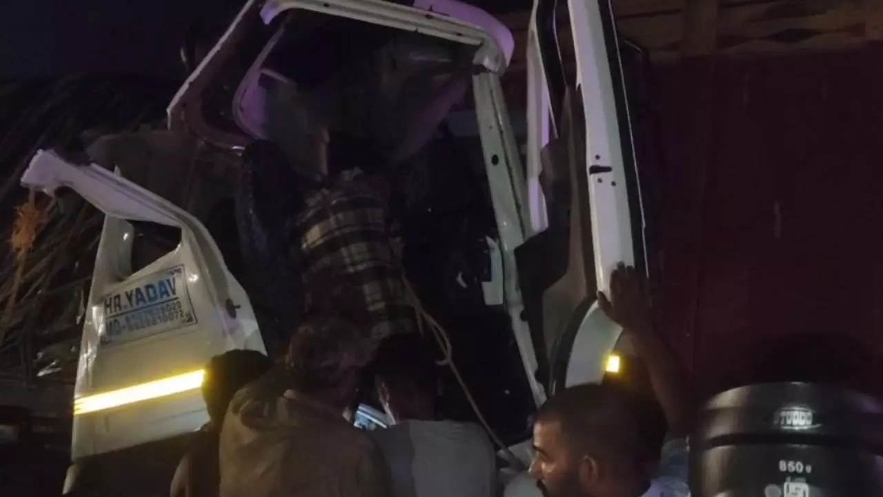Chandauli: चंदौली मे तेज़ रफ्तार ट्रेलर ने ट्रक को मारी टक्कर, क्लीनर की मौत, चालक गंभीर रूप से घायल Chandauli: चंदौली मे तेज़ रफ्तार ट्रेलर ने ट्रक को मारी टक्कर, क्लीनर की मौत, चालक गंभीर रूप से घायल