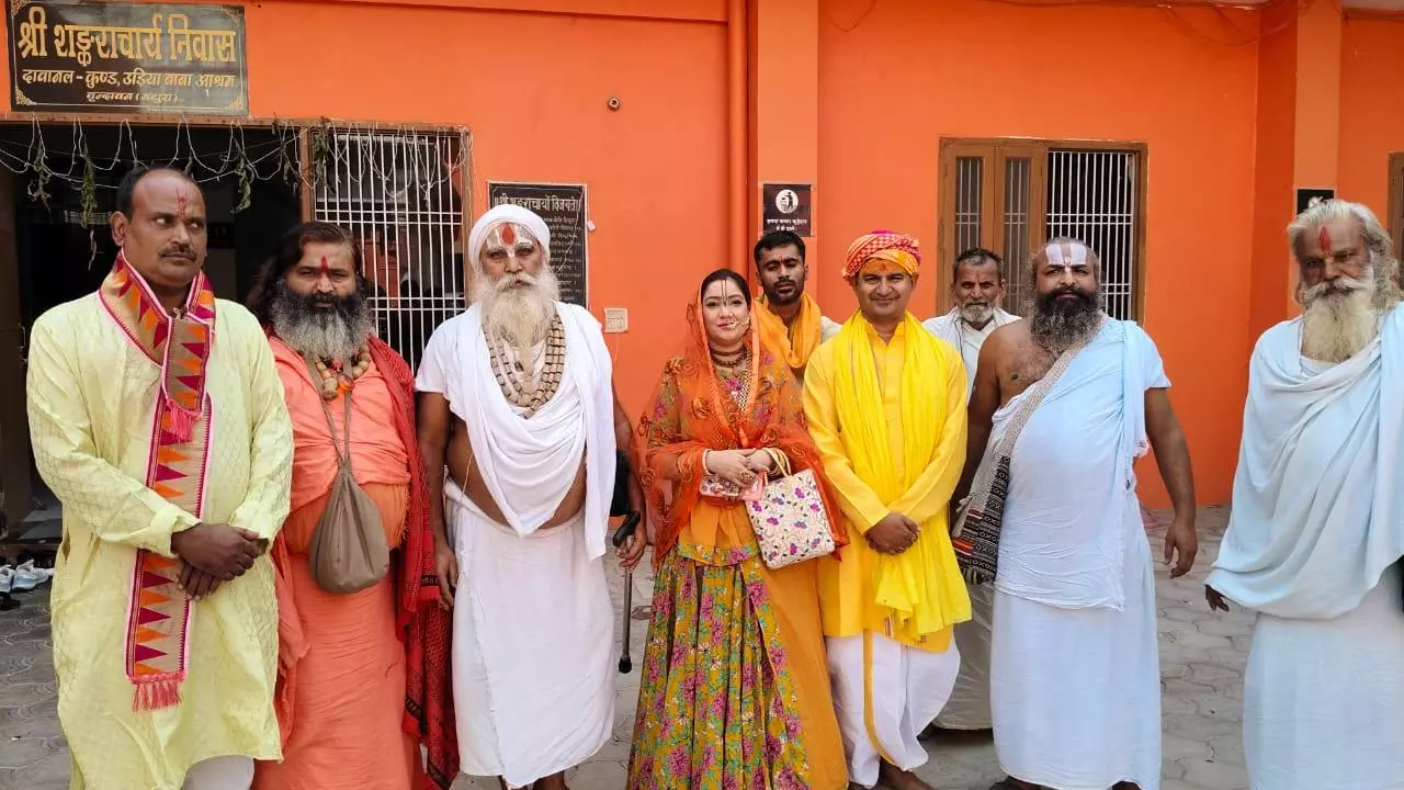 Mathura News: बांके बिहारी मंदिर खजाने की जांच पर संत समाज ने की सीबीआई से कार्रवाई की मांग Mathura News: बांके बिहारी मंदिर खजाने की जांच पर संत समाज ने की सीबीआई से कार्रवाई की मांग