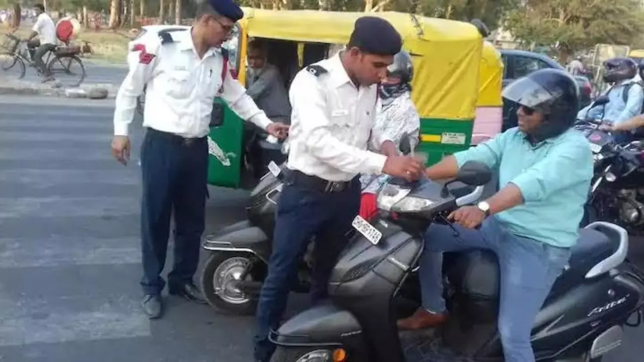 Jhansi News: यातायात नियमों की अनदेखी करने वालों पर झांसी पुलिस का शिकंजा Jhansi News: यातायात नियमों की अनदेखी करने वालों पर झांसी पुलिस का शिकंजा