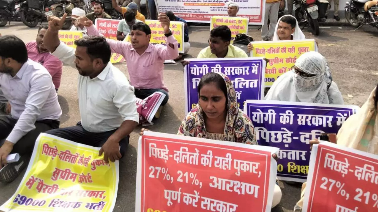 69 हजार शिक्षक भर्ती के अभ्यर्थियों ने शिक्षा मंत्री का आवास घेरा, योगी बाबा न्याय करो के नारें लगाए 69 हजार शिक्षक भर्ती के अभ्यर्थियों ने शिक्षा मंत्री का आवास घेरा, योगी बाबा न्याय करो के नारें लगाए