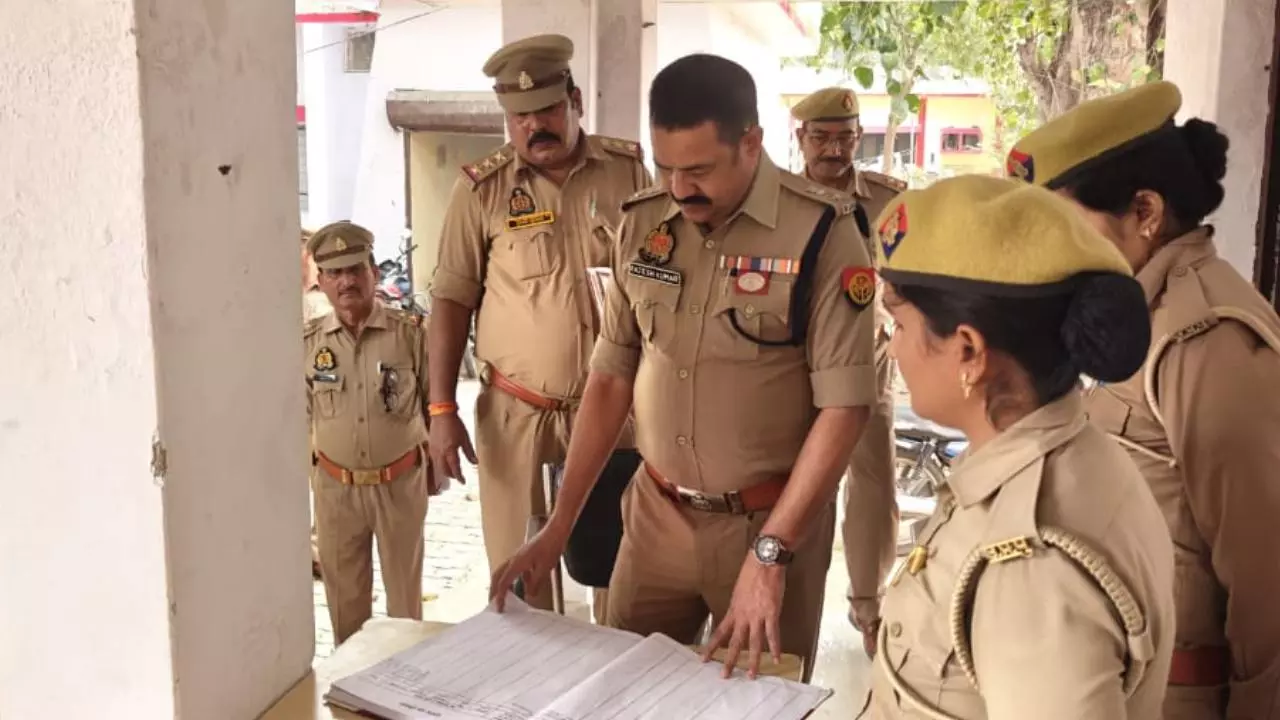 Kaushambi: SP राजेश कुमार ने मिशन शक्ति केंद्र का किया औचक निरीक्षण, महिला सुरक्षा को प्राथमिकता Kaushambi: SP राजेश कुमार ने मिशन शक्ति केंद्र का किया औचक निरीक्षण, महिला सुरक्षा को प्राथमिकता