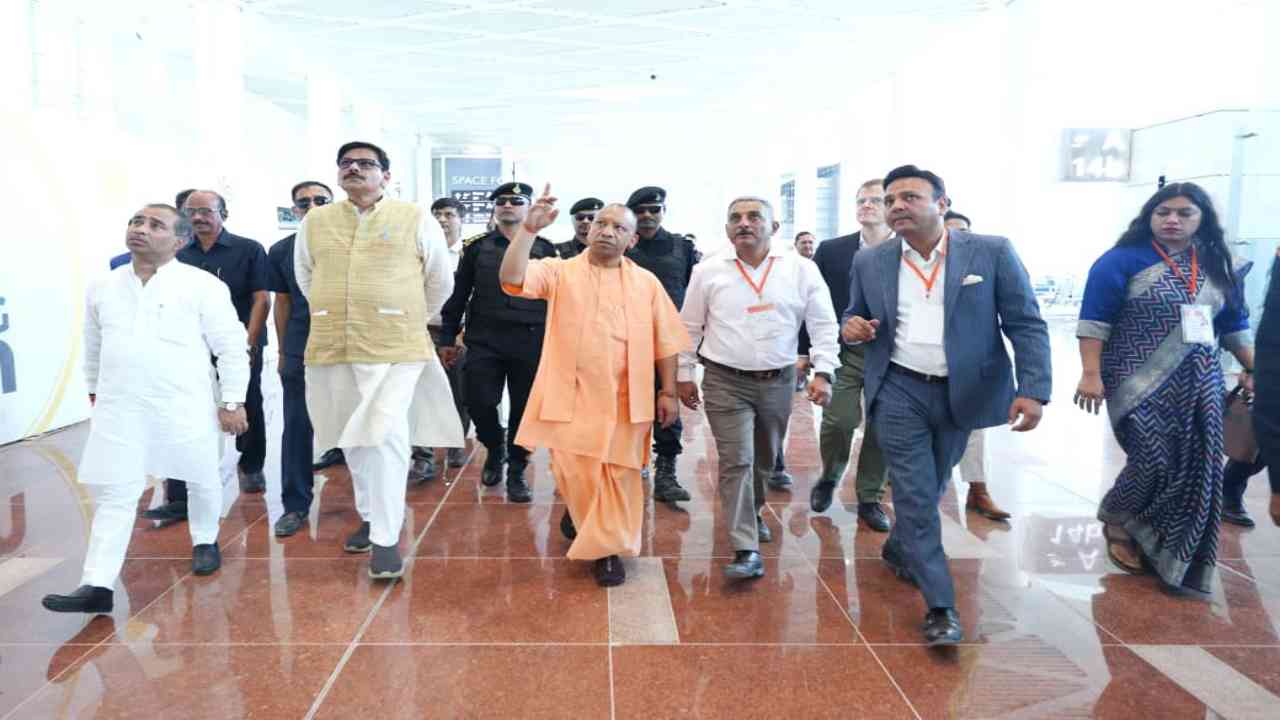 CM Yogi Inspects Noida International Airport, Jevar | Noida: CM योगी ने  जेवर एयरपोर्ट का किया निरीक्षण, सुरक्षा और निर्माण कार्य की समीक्षा का लिया  जायजा | News Track in Hindi