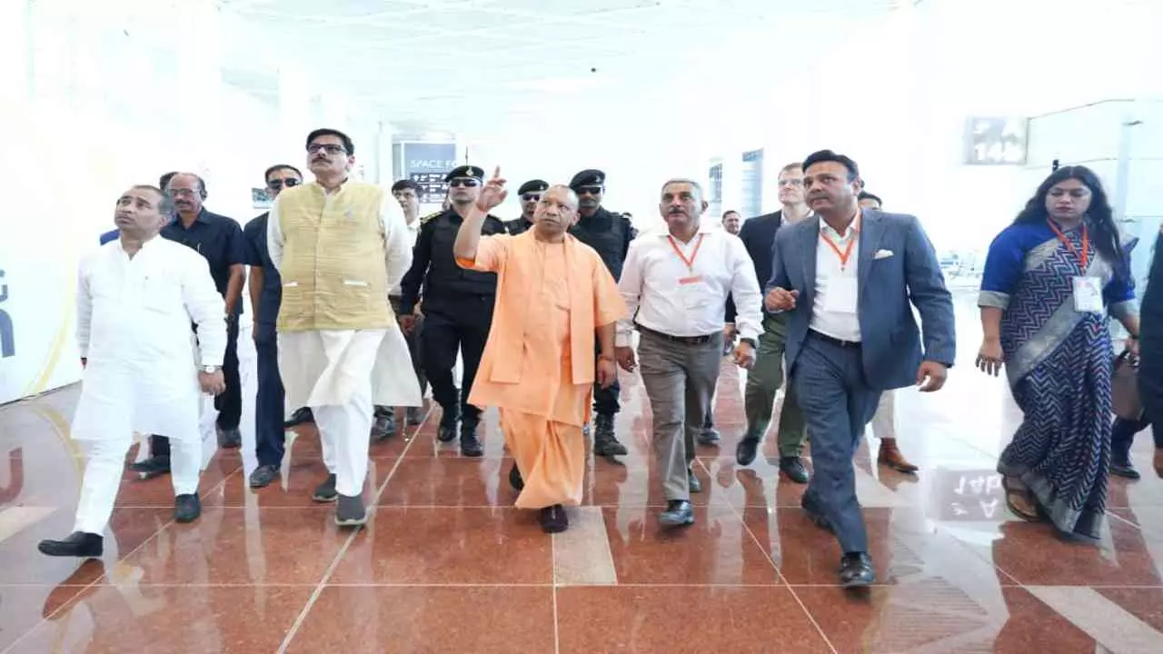 UP News: CM योगी ने जेवर एयरपोर्ट का किया निरीक्षण, सुरक्षा और निर्माण कार्य की समीक्षा का लिया जायजा UP News: CM योगी ने जेवर एयरपोर्ट का किया निरीक्षण, सुरक्षा और निर्माण कार्य की समीक्षा का लिया जायजा