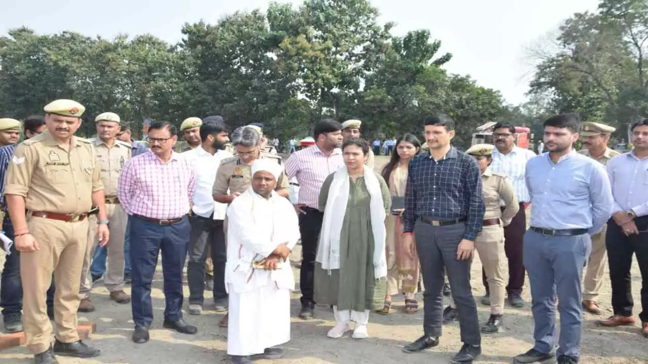 Lakhimpur Kheri: सीएम के आगमन से पहले हलचल तेज, कमिश्नर ने की तैयारियों की समीक्षा Lakhimpur Kheri: सीएम के आगमन से पहले हलचल तेज, कमिश्नर ने की तैयारियों की समीक्षा