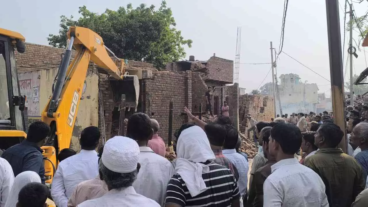 Baghpat News: राजस्व विभाग की बड़ी कार्रवाई, तालाब पर हुए अवैध निर्माण को जेसीबी से कराया ध्वस्त