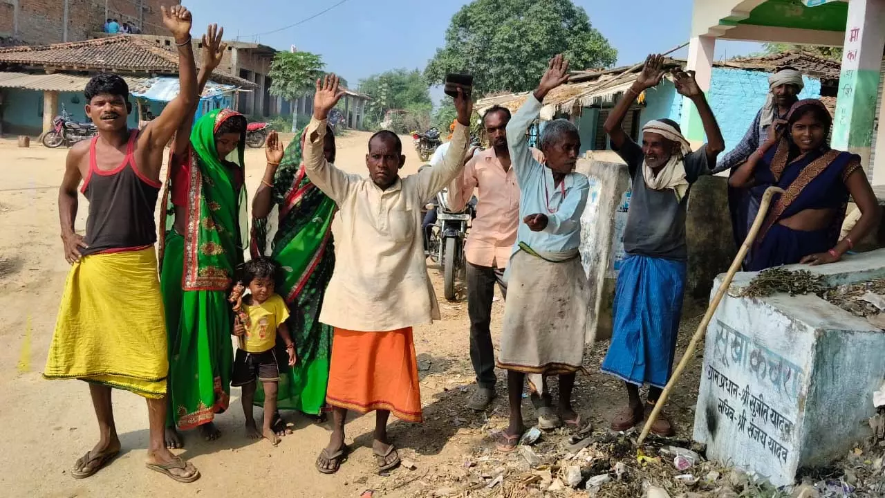 Garbage dump in Kurwa, cleaning stopped before Chhath, villagers burst Garbage dump in Kurwa, cleaning stopped before Chhath, villagers burst