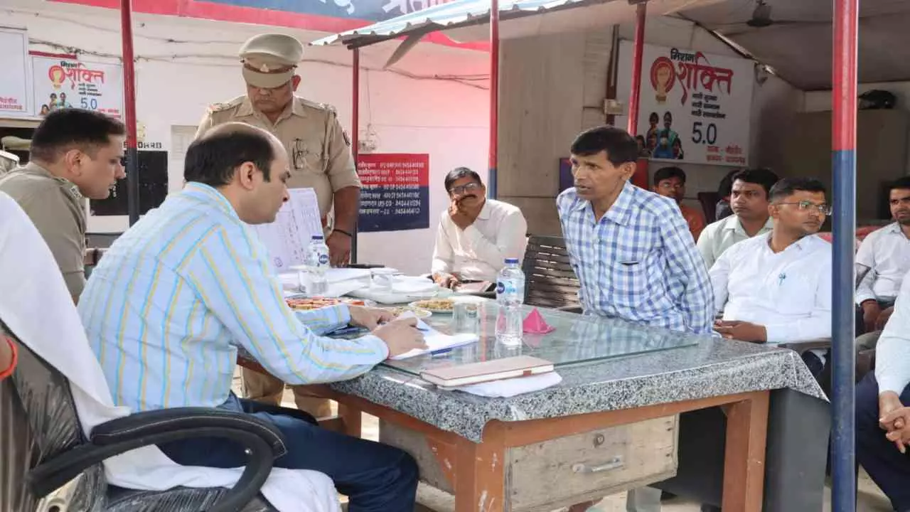 Pratapgarh News: थाना समाधान दिवस पर डीएम एवं एसपी ने थाना कोहड़ौर में सुनी जनता की शिकायतें