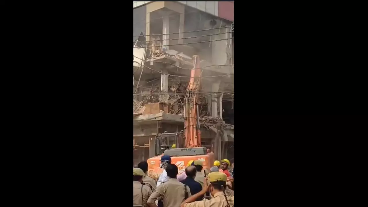 Meerut News: मेरठ में आवासीय भूखंड पर बने अवैध कॉम्प्लेक्स पर चला बुलडोजर Meerut News: मेरठ में आवासीय भूखंड पर बने अवैध कॉम्प्लेक्स पर चला बुलडोजर