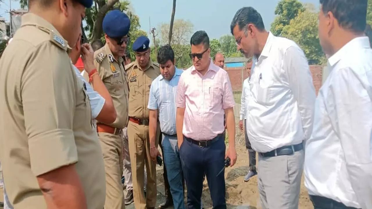 Ayodhya News: मंडलायुक्त ने परिक्रमा मार्ग का किया निरीक्षण, दी व्यवस्थाएं सुधारने के निर्देश Ayodhya News: मंडलायुक्त ने परिक्रमा मार्ग का किया निरीक्षण, दी व्यवस्थाएं सुधारने के निर्देश