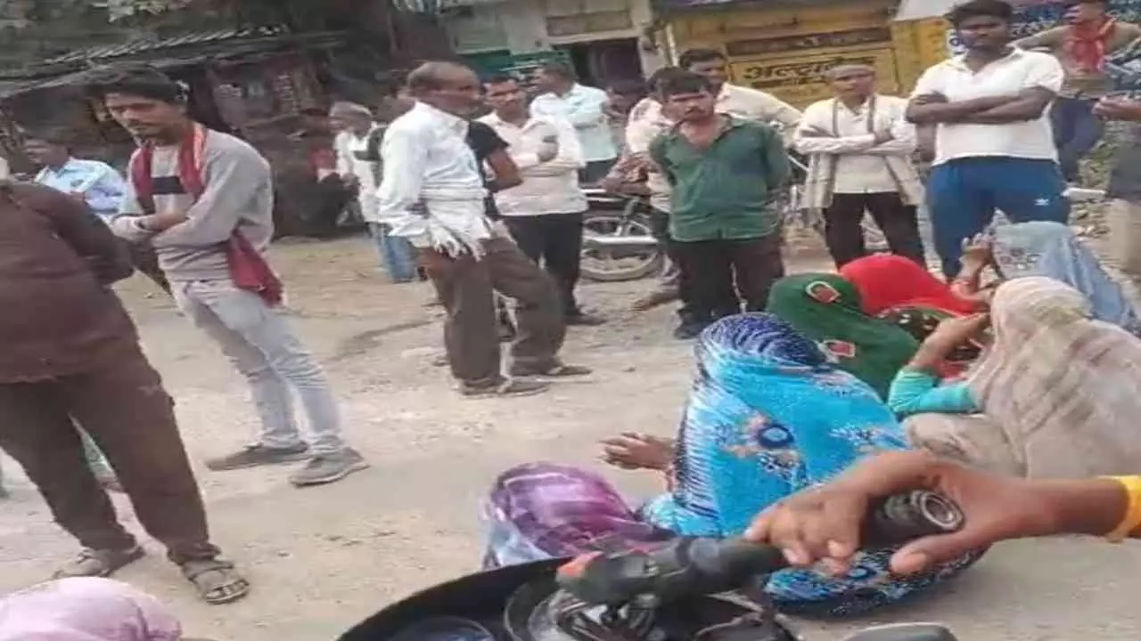 Jhansi News: खाद न मिलने से किसानों ने खडैनी में लगाया जाम — पुलिस ने समझा-बुझाकर खुलवाया रास्ता Jhansi News: खाद न मिलने से किसानों ने खडैनी में लगाया जाम — पुलिस ने समझा-बुझाकर खुलवाया रास्ता