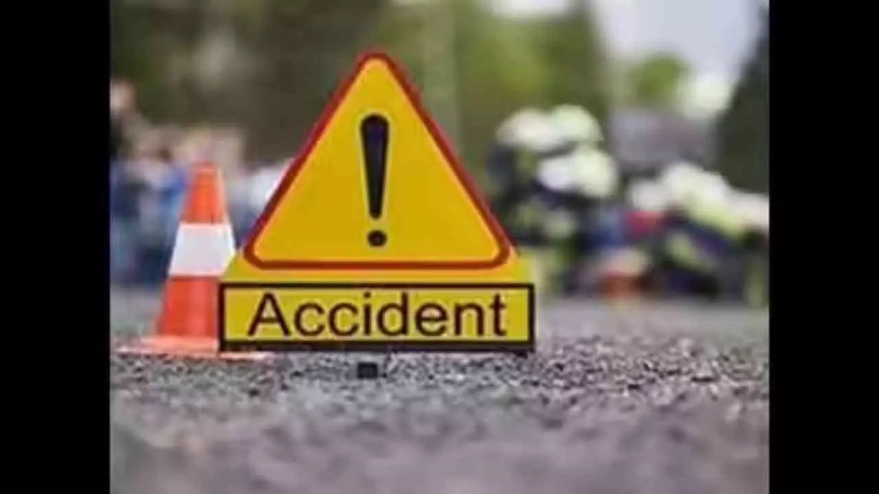 Chandauli News: बाइक सवार युवकों को कार ने मारी टक्कर, एक की मौत, दूसरा गंभीर रूप से घायल Chandauli News: बाइक सवार युवकों को कार ने मारी टक्कर, एक की मौत, दूसरा गंभीर रूप से घायल