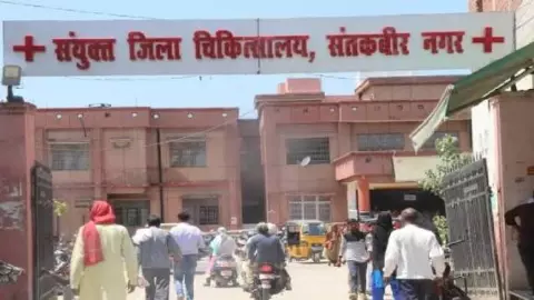 Sant Kabir Nagar News: गले में फंसा क्लेचर निकालकर डॉ. संतोष त्रिपाठी ने बचाई मासूम बच्ची की जान