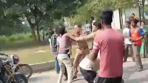 Lucknow News: सफाईकर्मी की मौत के आरोपियों को छोड़ने पर बवाल, पुलिस-भीड़ में झड़प, कई पुलिसकर्मी घायल