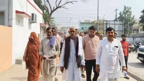 Mathura News: हिस्ट्रीशीटरों की साजिश का आरोप, सीह पलसो गांव में सम्मान समारोह बना रंजिश का अखाड़ा Mathura News: हिस्ट्रीशीटरों की साजिश का आरोप, सीह पलसो गांव में सम्मान समारोह बना रंजिश का अखाड़ा