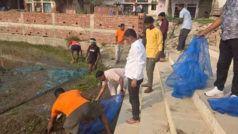 Sant Kabir Nagar: हैशेश्वरनाथ मंदिर में छठ पूजा के लिए चेयरमैन प्रतिनिधि ने खुद संभाला सफाई अभियान