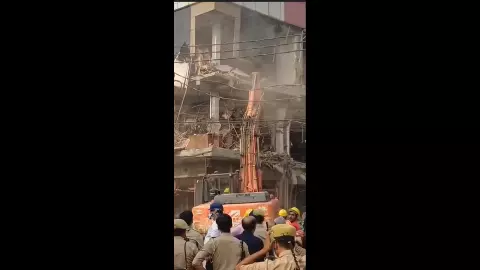 Meerut News: मेरठ में आवासीय भूखंड पर बने अवैध कॉम्प्लेक्स पर चला बुलडोजर Meerut News: मेरठ में आवासीय भूखंड पर बने अवैध कॉम्प्लेक्स पर चला बुलडोजर