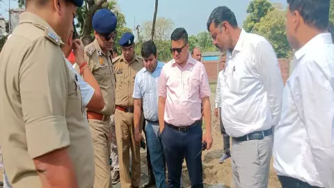 Ayodhya News: मंडलायुक्त ने परिक्रमा मार्ग का किया निरीक्षण, दी व्यवस्थाएं सुधारने के निर्देश