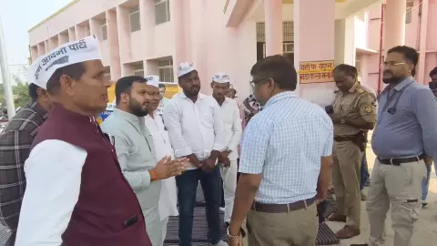 Sultanpur: धरने में CMS बोले– “अर्थी निकालनी है तो सरकार की निकालो”, बयान पर मचा बवाल Sultanpur: धरने में CMS बोले– “अर्थी निकालनी है तो सरकार की निकालो”, बयान पर मचा बवाल