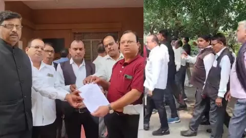 Mahoba Lawyers Protest: तहसील की अनियमितताओं पर वकीलों का हंगामा, डीएम को ज्ञापन Mahoba Lawyers Protest: तहसील की अनियमितताओं पर वकीलों का हंगामा, डीएम को ज्ञापन