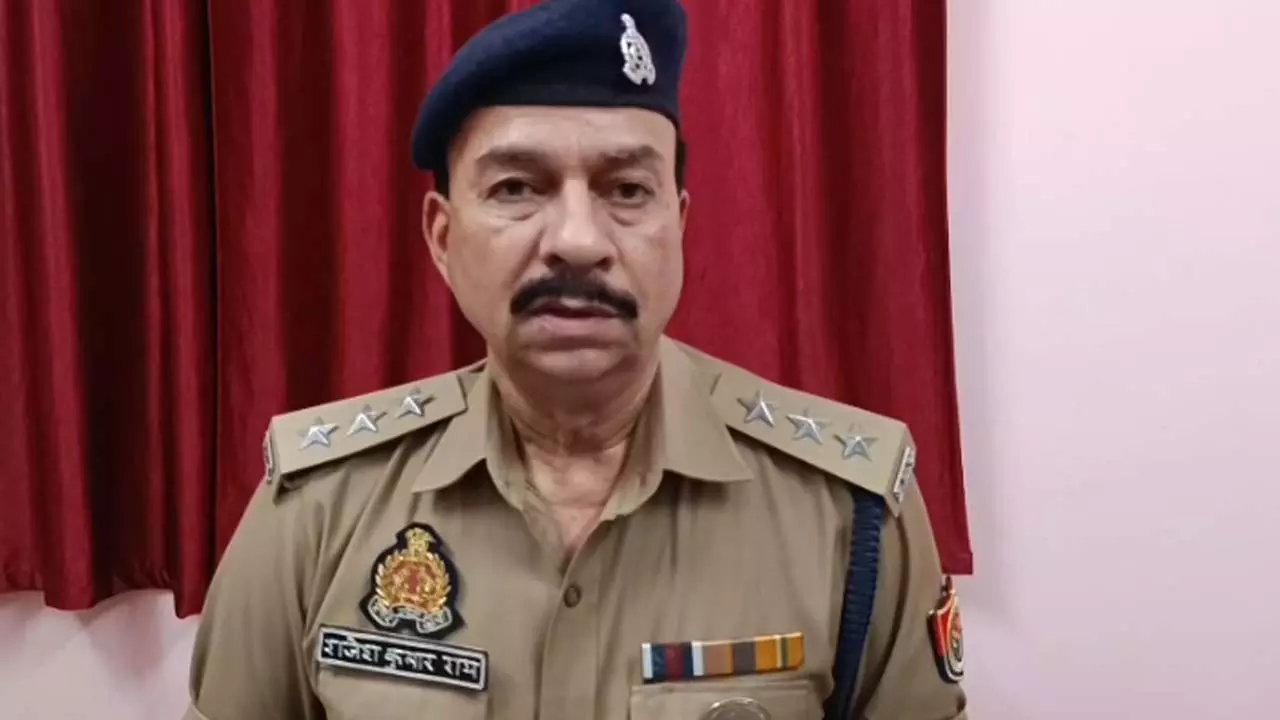 Sonbhadra News: पीड़ित पक्ष को पैर मारने के वायरल वीडियो पर कार्रवाई, कांस्टेबल निलंबित