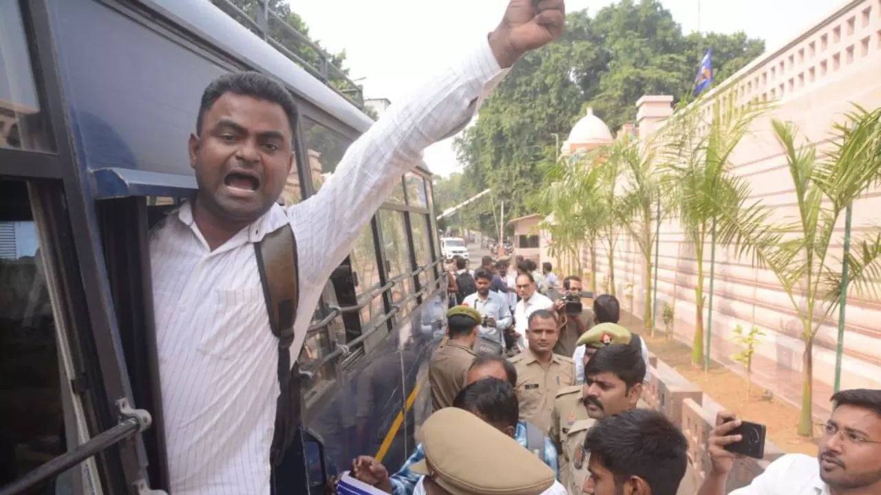 69 हजार शिक्षक भर्ती के अभ्यर्थियों ने मायावती का आवास घेरा, बोले बहन जी न्याय करो- सुप्रीम कोर्ट में पैरवी करो 69 हजार शिक्षक भर्ती के अभ्यर्थियों ने मायावती का आवास घेरा, बोले बहन जी न्याय करो- सुप्रीम कोर्ट में पैरवी करो