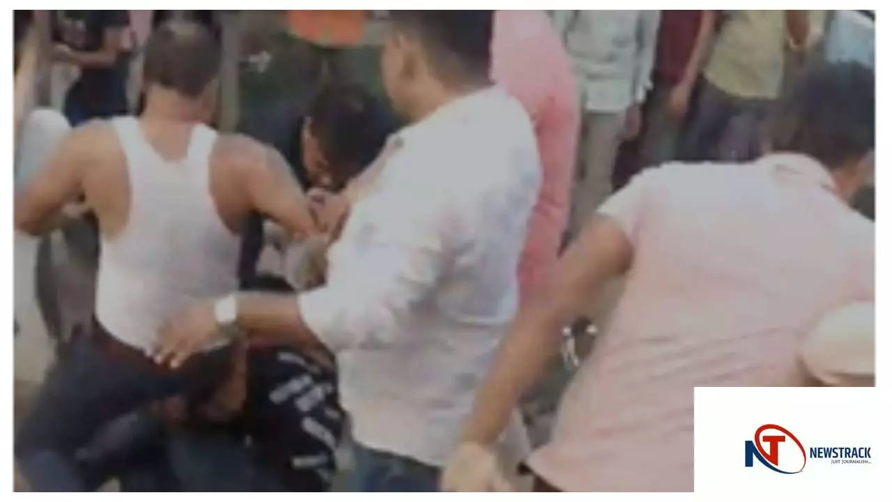 Raebareli दलित ने कार लापरवाही की शिकायत की, दबंगों ने की जमकर पिटाई, वीडियो वायरल Raebareli दलित ने कार लापरवाही की शिकायत की, दबंगों ने की जमकर पिटाई, वीडियो वायरल