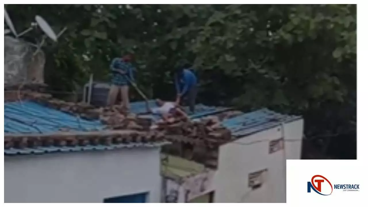 बेटे ने पिता को दोस्त संग मिलकर पीटा, वीडियो वायरल — पुलिस ने दोनों पक्षों को लिया हिरासत में बेटे ने पिता को दोस्त संग मिलकर पीटा, वीडियो वायरल — पुलिस ने दोनों पक्षों को लिया हिरासत में