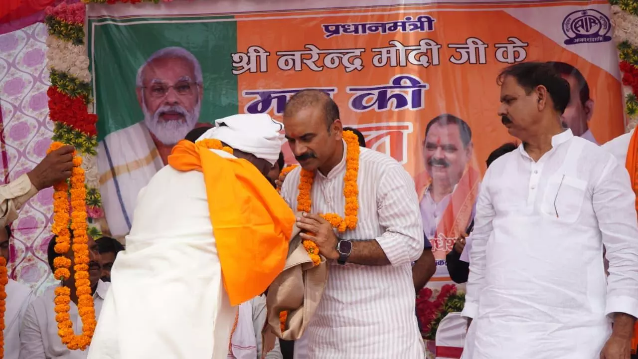 Chandauli: विधायक सुशील सिंह ने छठ पूजा पर सुनी ‘मन की बात’, 2.25 करोड़ की सड़कों का किया लोकार्पण Chandauli: विधायक सुशील सिंह ने छठ पूजा पर सुनी ‘मन की बात’, 2.25 करोड़ की सड़कों का किया लोकार्पण