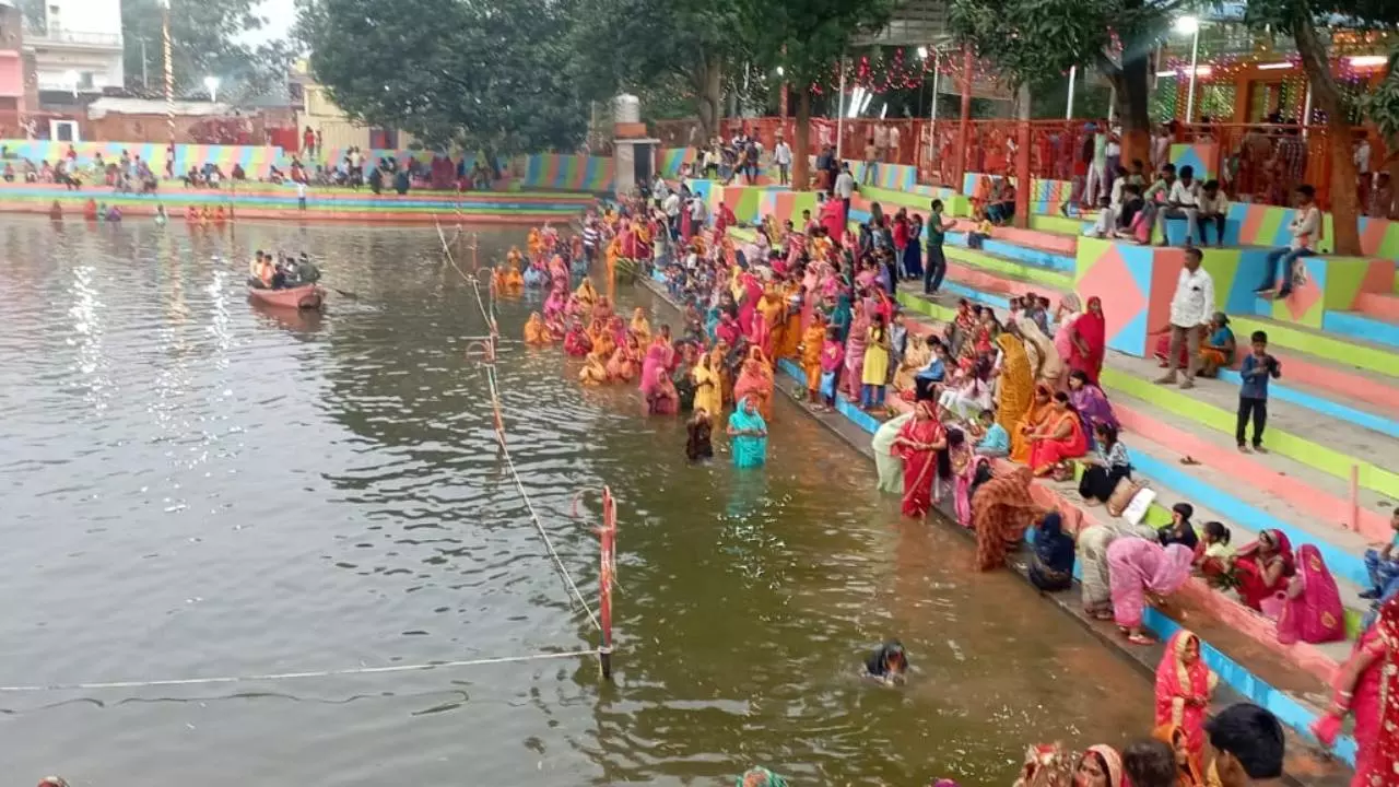 Chandauli News: लोक आस्था के महापर्व छठ की अनुपम छटा: चंदौली में खरना अनुष्ठान Chandauli News: लोक आस्था के महापर्व छठ की अनुपम छटा: चंदौली में खरना अनुष्ठान