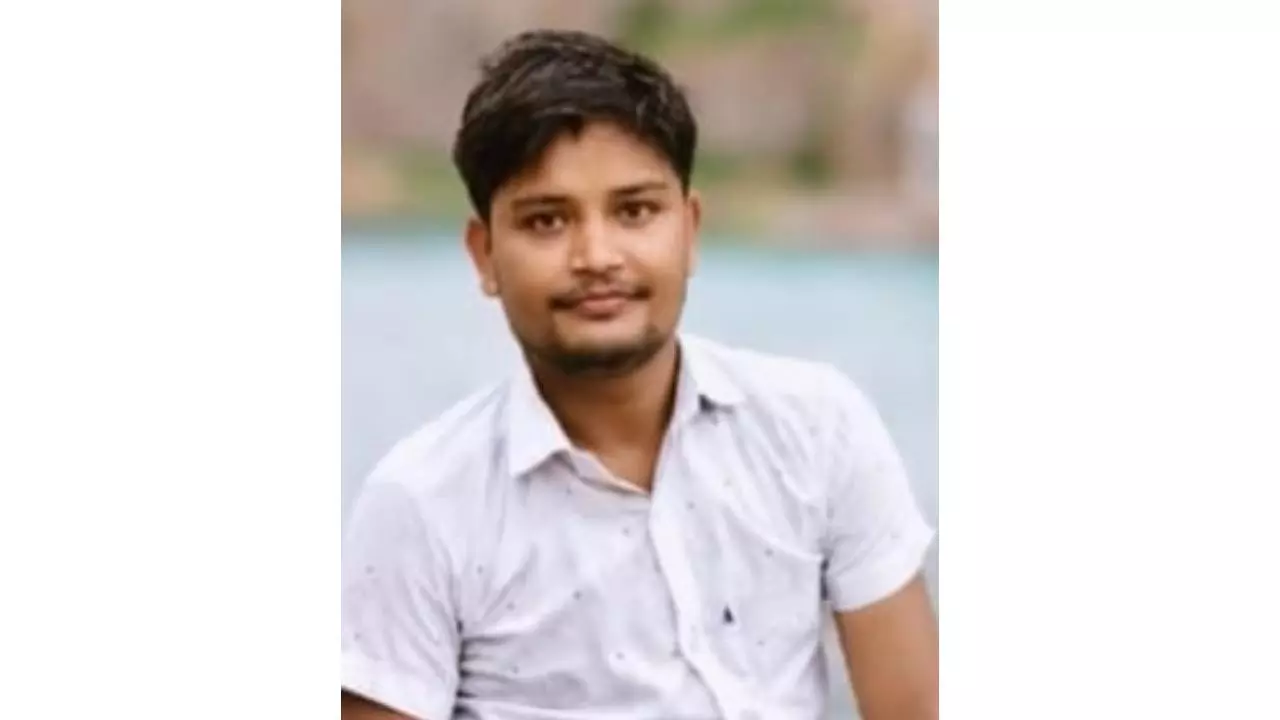 Mahoba: महोबा के रेलवे ट्रैक पर मिला 25 वर्षीय छात्र का शव, ब्लैकमेलिंग के चलते हत्या की आशंका Mahoba: महोबा के रेलवे ट्रैक पर मिला 25 वर्षीय छात्र का शव, ब्लैकमेलिंग के चलते हत्या की आशंका