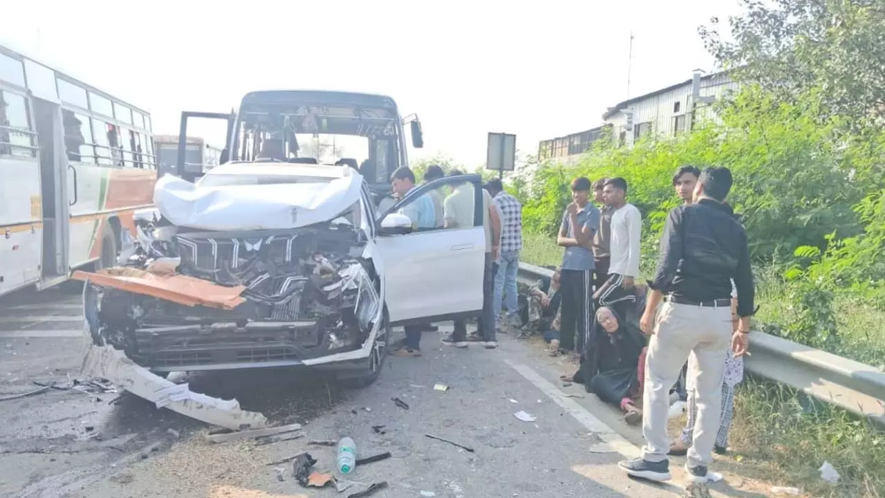 Roadways buses and cars collide, 12 injured, child beaten on highway Roadways buses and cars collide, 12 injured, child beaten on highway