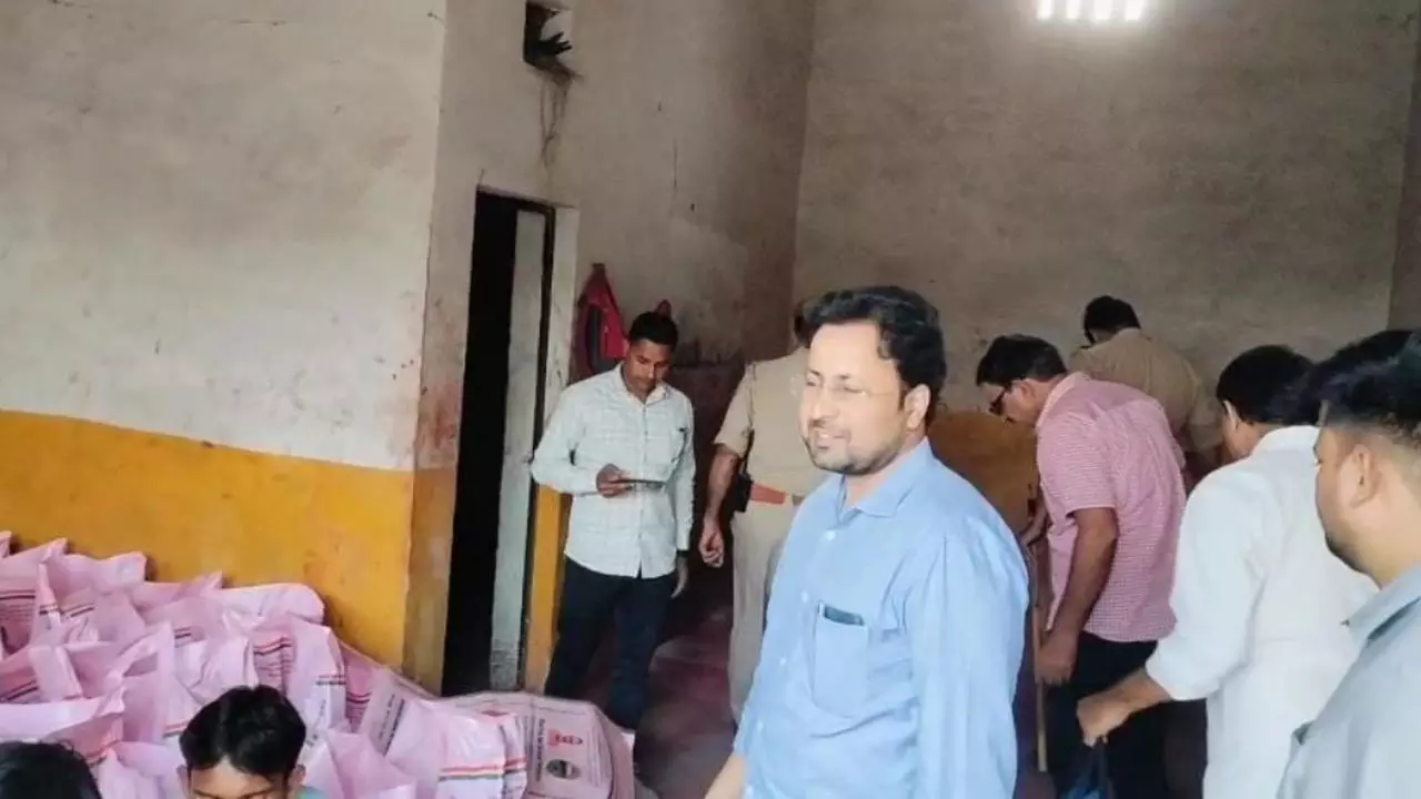 हापुड़ में नकली पोटाश कांड का पर्दाफाश, तीन गोदाम मालिकों पर मुकदमा दर्ज, पुलिस ने की बड़ी कार्रवाई हापुड़ में नकली पोटाश कांड का पर्दाफाश, तीन गोदाम मालिकों पर मुकदमा दर्ज, पुलिस ने की बड़ी कार्रवाई