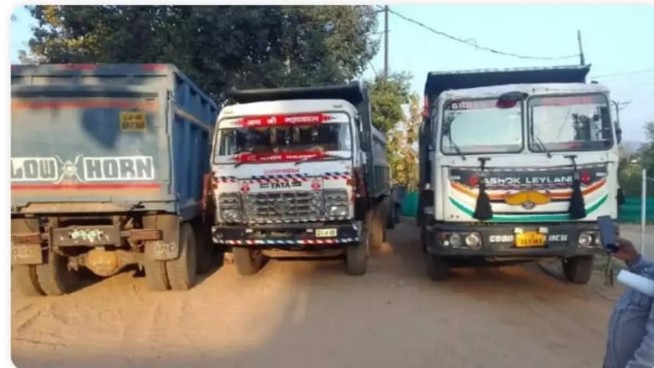 Sonbhadra News: खुटहा बॉर्डर पर अवैध बालू, मोरंग और गिट्टी से भरे दो वाहन पुलिस ने पकड़े Sonbhadra News: खुटहा बॉर्डर पर अवैध बालू, मोरंग और गिट्टी से भरे दो वाहन पुलिस ने पकड़े