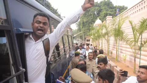 69 हजार शिक्षक भर्ती के अभ्यर्थियों ने मायावती का आवास घेरा, बोले बहन जी न्याय करो- सुप्रीम कोर्ट में पैरवी करो