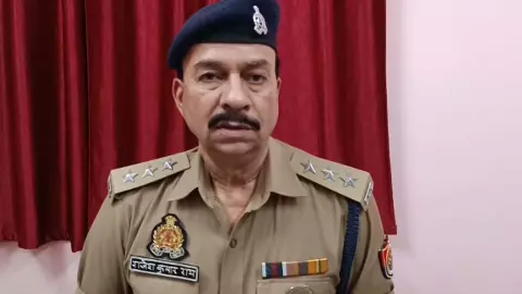 Sonbhadra News: पीड़ित पक्ष को पैर मारने के वायरल वीडियो पर कार्रवाई, कांस्टेबल निलंबित Sonbhadra News: पीड़ित पक्ष को पैर मारने के वायरल वीडियो पर कार्रवाई, कांस्टेबल निलंबित