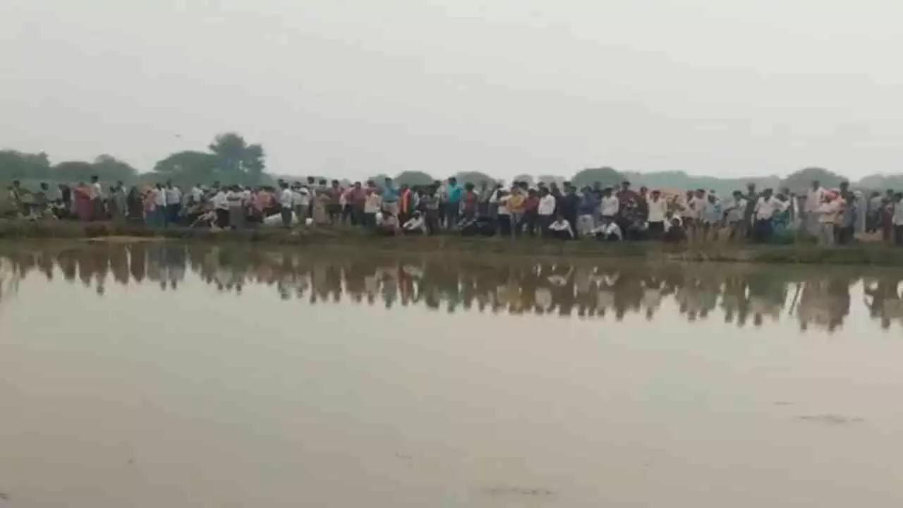 Balrampur News: तालाब में डूबने से पिता-पुत्र की मौत, बैलगाड़ी समेत दोनों बैल भी मरे Balrampur News: तालाब में डूबने से पिता-पुत्र की मौत, बैलगाड़ी समेत दोनों बैल भी मरे