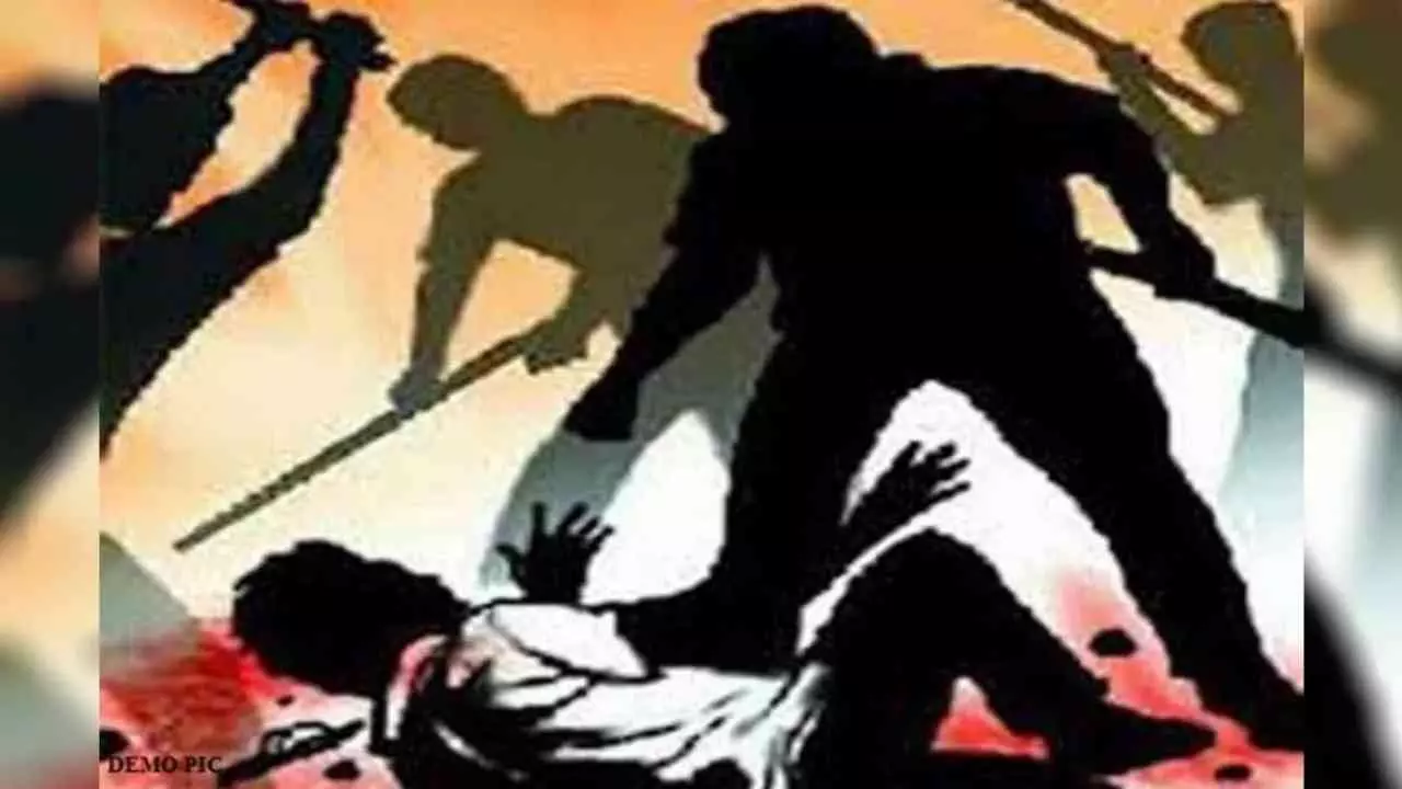 Hapur News: हापुड़ में रंजिश का कहर: लोहे की रॉड से युवक पर जानलेवा हमला, छत पर चढ़कर किया पथराव Hapur News: हापुड़ में रंजिश का कहर: लोहे की रॉड से युवक पर जानलेवा हमला, छत पर चढ़कर किया पथराव