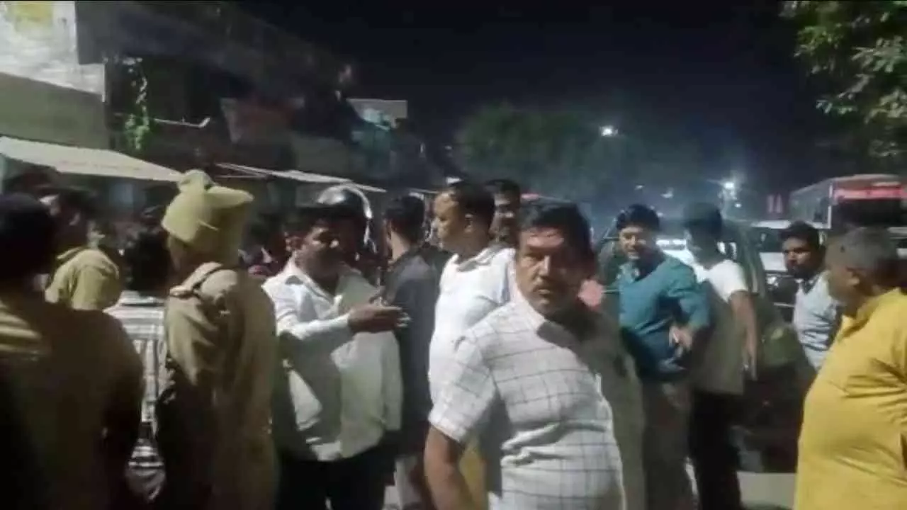 Hardoi News: बस अड्डे पर महिला से छेड़छाड़, कार सवार युवक गिरफ्तार; सुरक्षा व्यवस्था पर उठे सवाल Hardoi News: बस अड्डे पर महिला से छेड़छाड़, कार सवार युवक गिरफ्तार; सुरक्षा व्यवस्था पर उठे सवाल