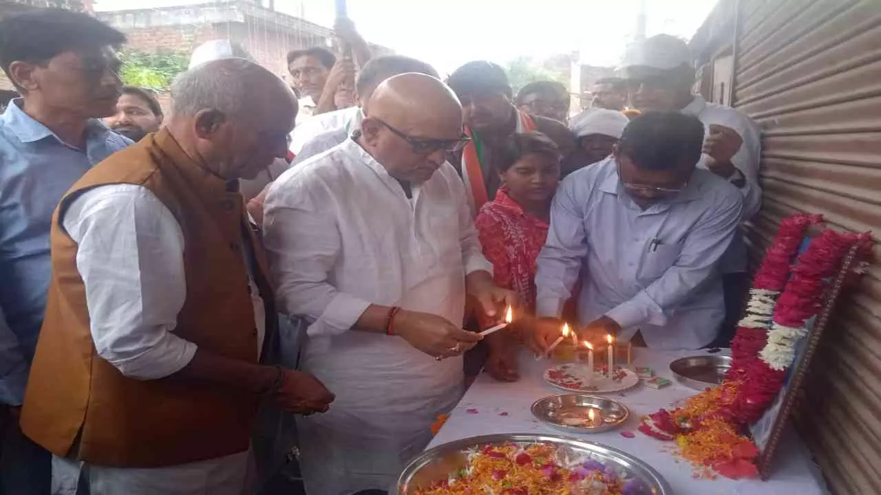 Fatehpur: हरिओम की तेरहवीं पर पहुंचे अजय राय, बोले- योगी सरकार दलित विरोधी Fatehpur: हरिओम की तेरहवीं पर पहुंचे अजय राय, बोले- योगी सरकार दलित विरोधी