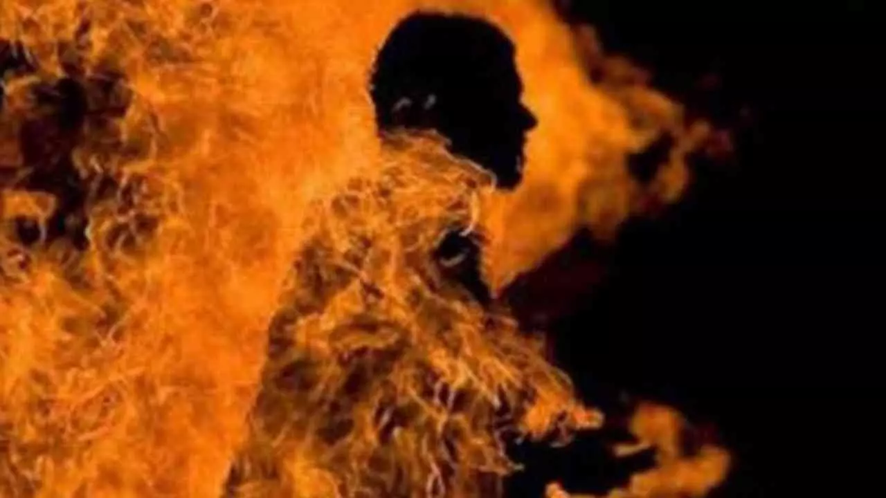 Jaunpur News: सोते युवक पर पेट्रोल डालकर लगाई आग, 50% झुलसा, आरोपी फरार Jaunpur News: सोते युवक पर पेट्रोल डालकर लगाई आग, 50% झुलसा, आरोपी फरार