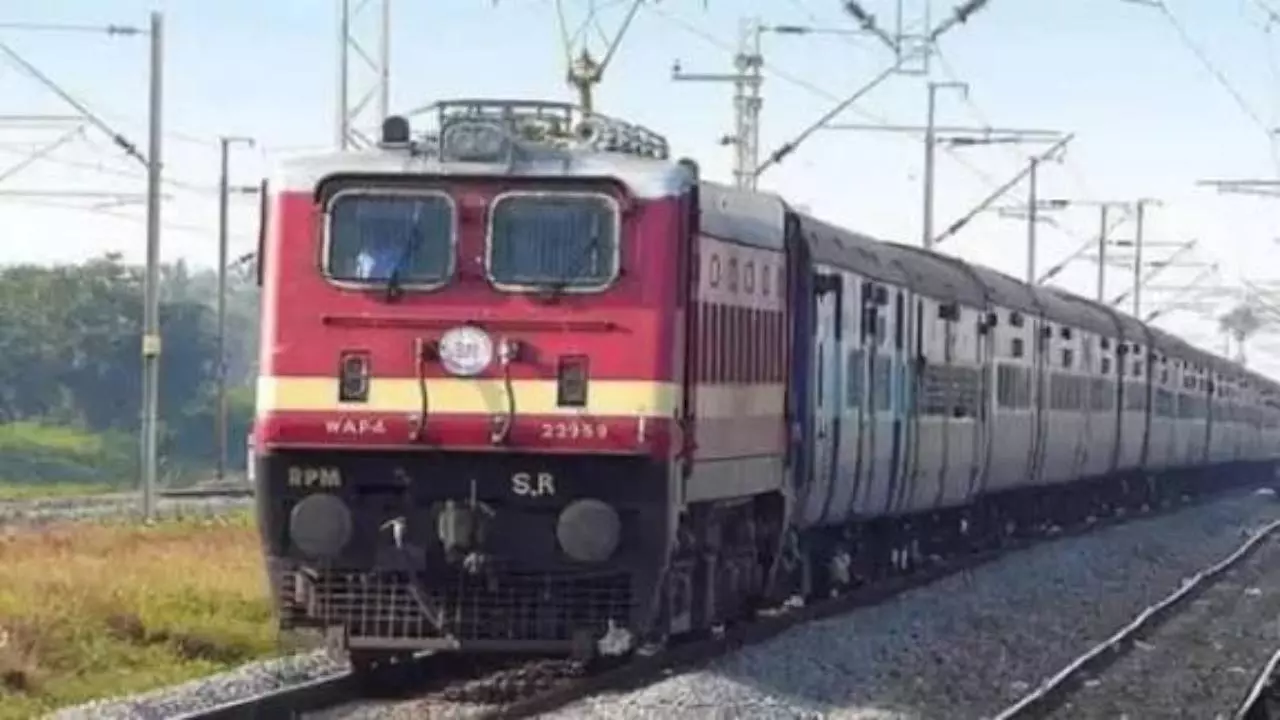 Chandauli News: छठ महापर्व की वापसी यात्रा: रेलवे का सहज सफर संकल्प Chandauli News: छठ महापर्व की वापसी यात्रा: रेलवे का सहज सफर संकल्प