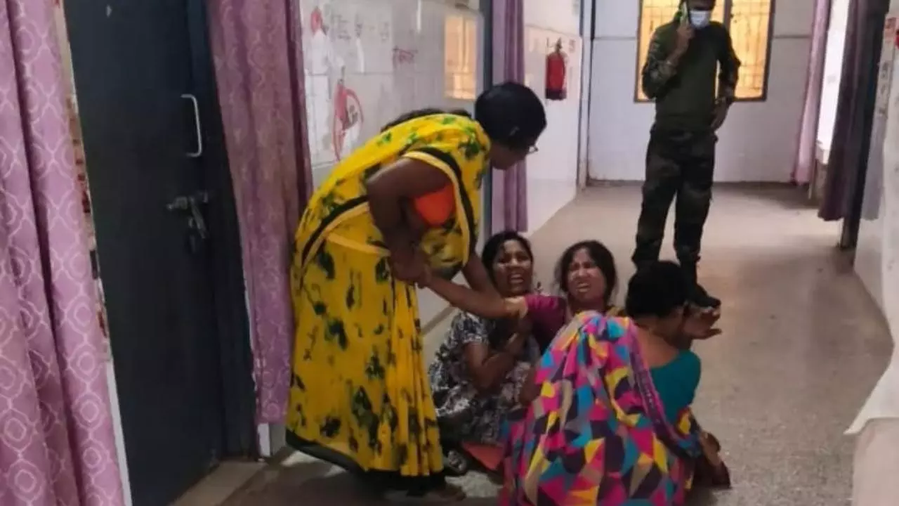 Sonbhadra News: सोनभद्र में करंट की चपेट में आए 5 वर्षीय मासूम की मौत, छठ पर्व मातम में बदला Sonbhadra News: सोनभद्र में करंट की चपेट में आए 5 वर्षीय मासूम की मौत, छठ पर्व मातम में बदला