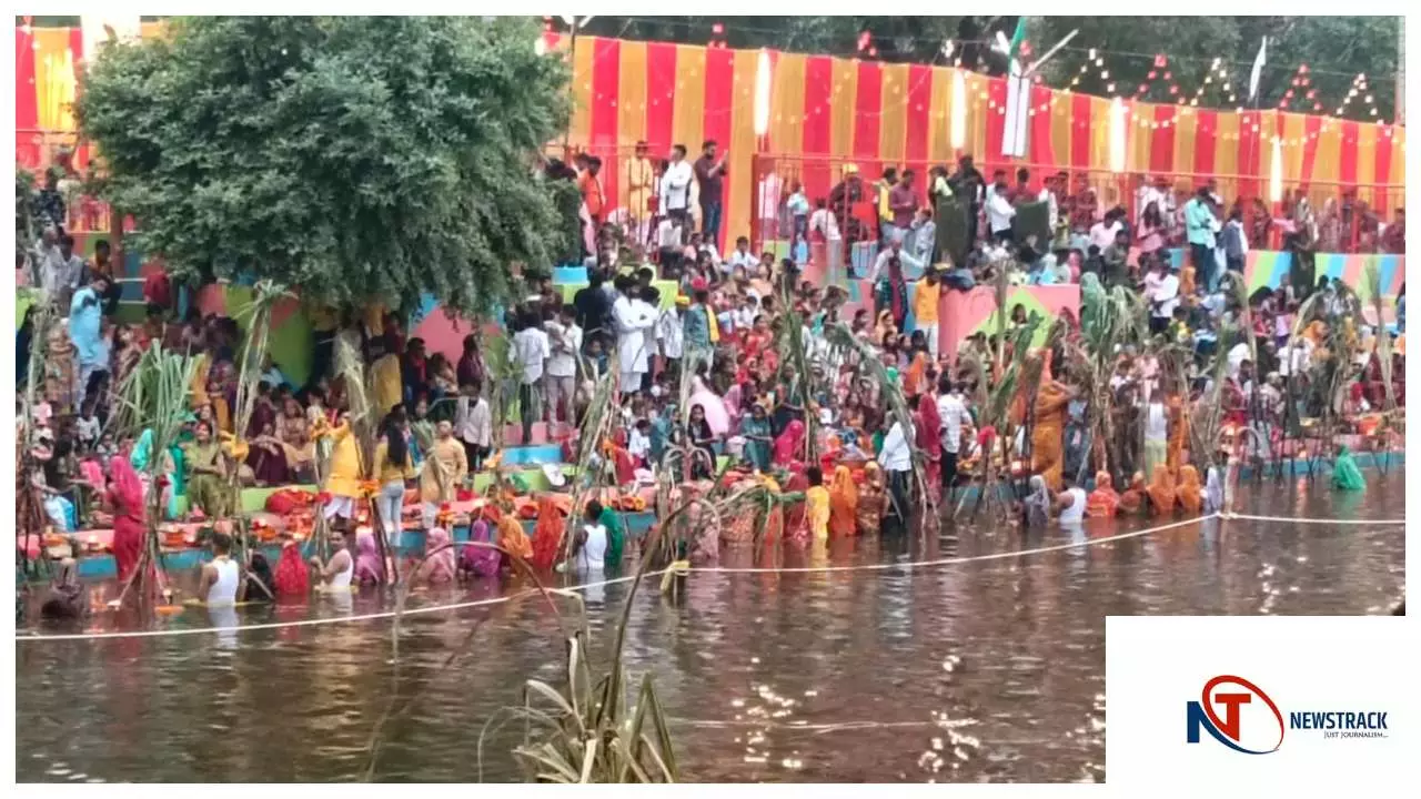 छठ महापर्व: चंदौली के घाटों पर उमड़ा आस्था का सैलाब, डूबते सूर्य को अर्घ्य अर्पित छठ महापर्व: चंदौली के घाटों पर उमड़ा आस्था का सैलाब, डूबते सूर्य को अर्घ्य अर्पित
