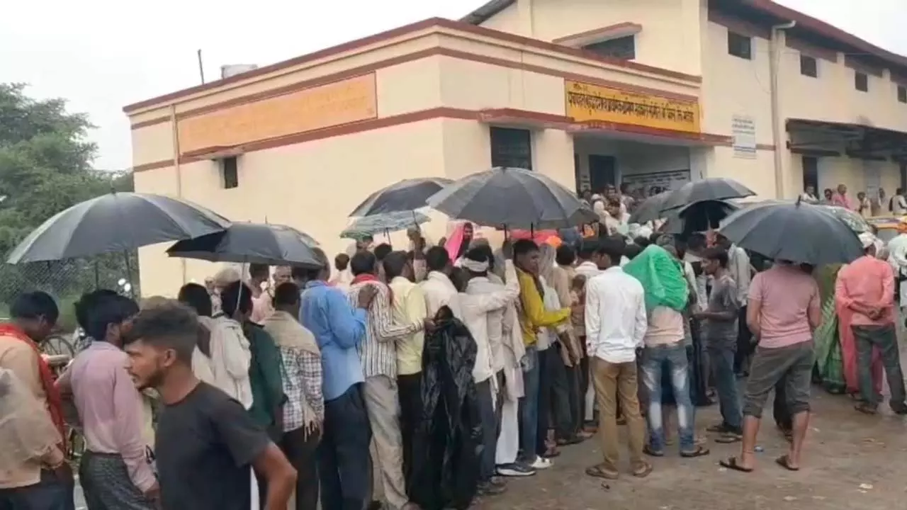 Farmers soaked in rain, nano urea being forcefully sold with DAP Farmers soaked in rain, nano urea being forcefully sold with DAP