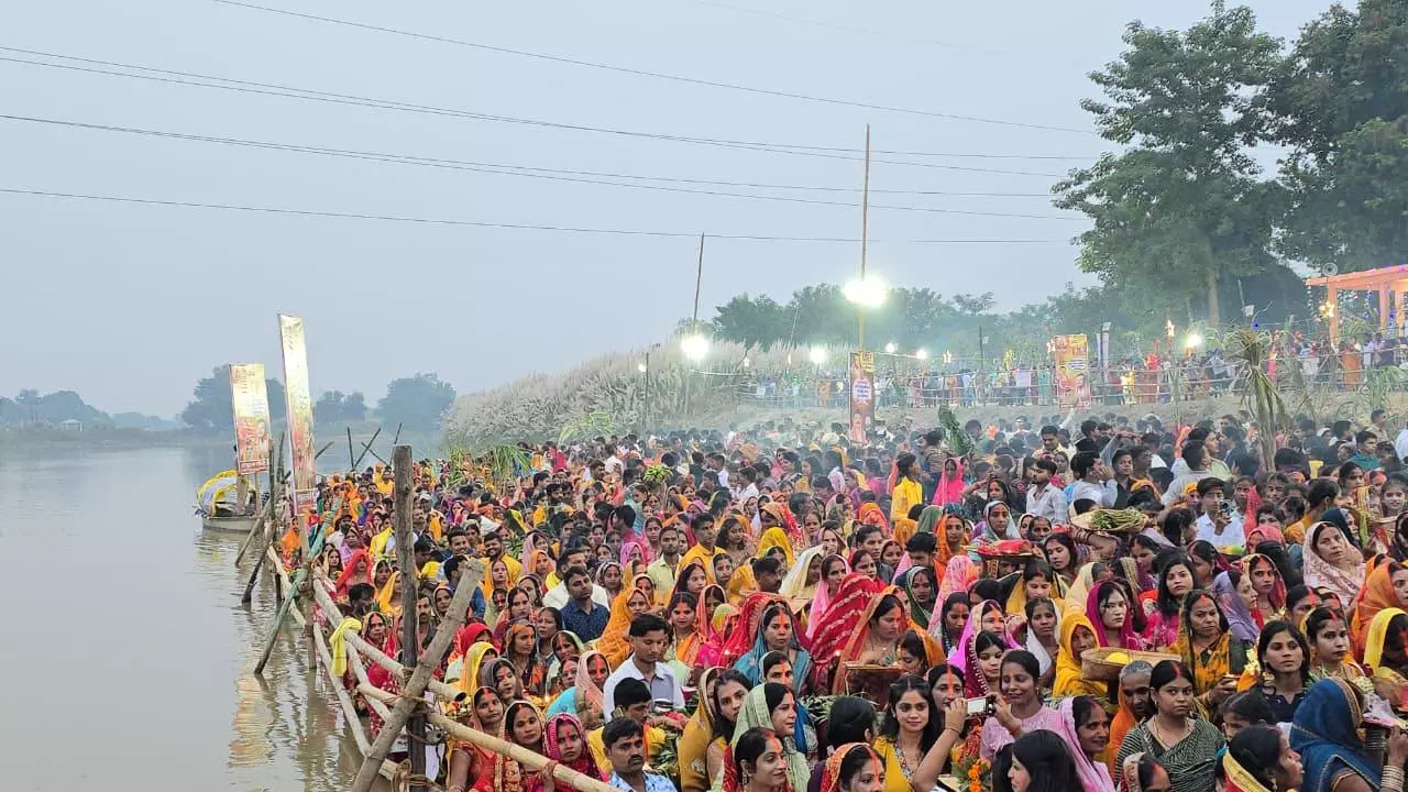 Siddharthnagar: राप्ती नदी घाट पर उमड़ा आस्था का सैलाब, महिलाओं ने डूबते सूर्य को अर्घ्य अर्पित किया Siddharthnagar: राप्ती नदी घाट पर उमड़ा आस्था का सैलाब, महिलाओं ने डूबते सूर्य को अर्घ्य अर्पित किया