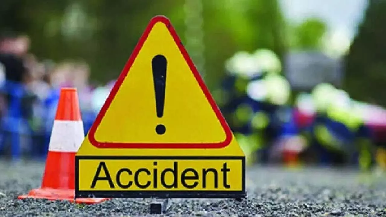 लखनऊ-बाराबंकी मार्ग पर  वैन चालक ने ई-रिक्शा को पीछे से मारी टक्कर, बाप-बेटे की मौत मां-बेटी गंभीर लखनऊ-बाराबंकी मार्ग पर  वैन चालक ने ई-रिक्शा को पीछे से मारी टक्कर, बाप-बेटे की मौत मां-बेटी गंभीर